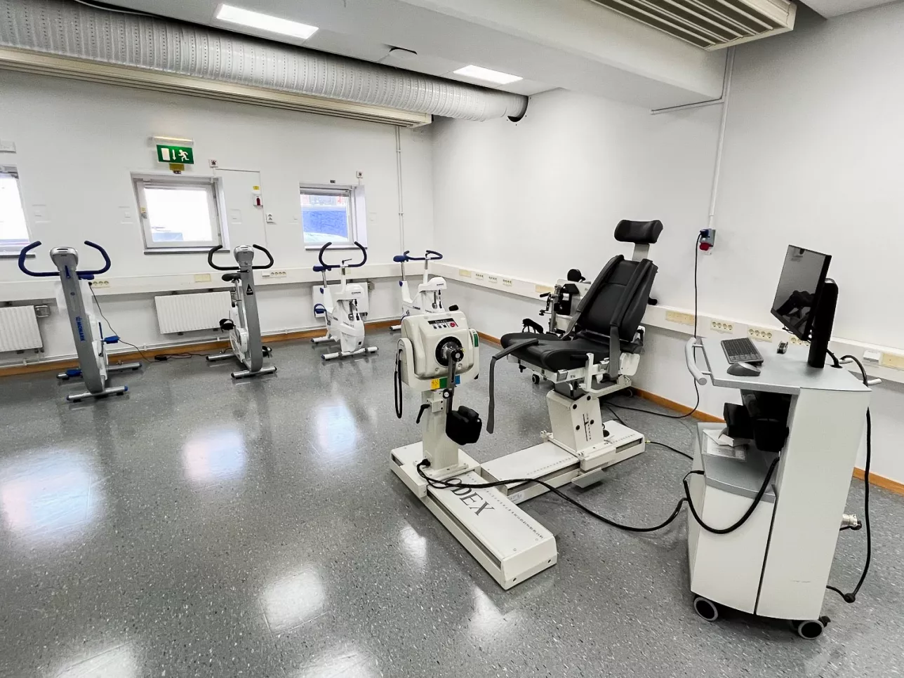 Biodex and exercise bikes in a lab room. Photo.